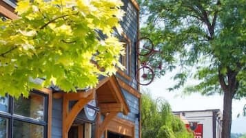 Un bâtiment avec une enseigne indiquant qu’il est ouvert.