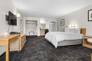 Superior Room, 1 King Bed, Jetted Tub | In-room safe, free WiFi, bed sheets - The Lodge at Arrow Lakes (Nakusp)