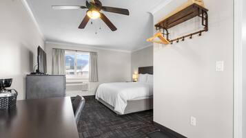 Quarto, 1 cama King | Cofres nos quartos, Wi-Fi de cortesia, roupa de cama