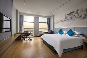 Minibar, caja de seguridad en la habitación y decoración personalizada 