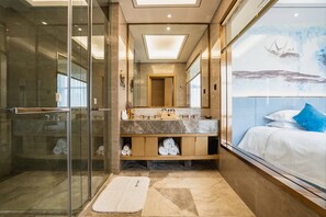 Minibar, safe på rommet, individuelt dekorert og skrivebord