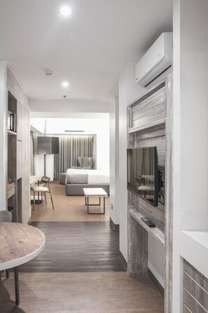 Suite, 1 kingsize bed, niet-roken (Sunset Suite) | Een kluis op de kamer, een bureau, gratis wifi, beddengoed