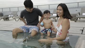 Hồ bơi ngoài trời