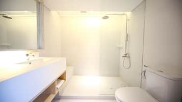 Een douche, een regendouche, gratis toiletartikelen, een bidet