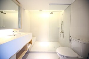 Duş, geniş duş başlığı, ücretsiz banyo/kozmetik ürünleri, bide 