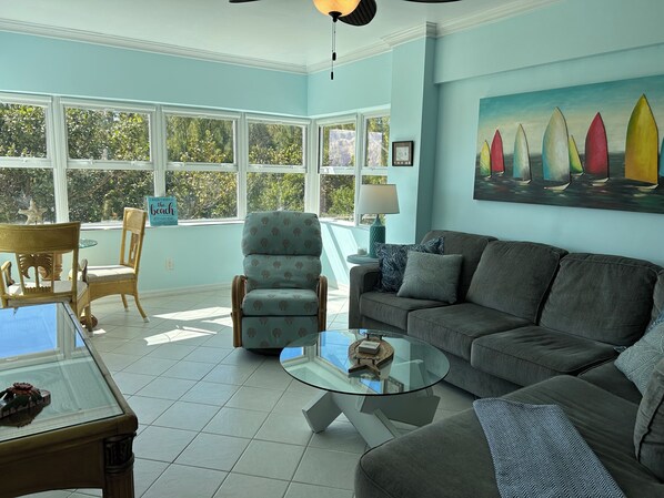 Téléviseur connecté, livres, chaîne audio