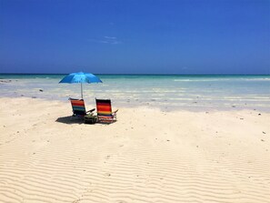 Sur la plage, chaise longue, serviettes de plage