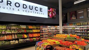 Ein Lebensmittelgeschäft mit Frischwarenbedarf, darunter Obst und Gemüse, sowie einer Auswahl an verpackten Produkten.