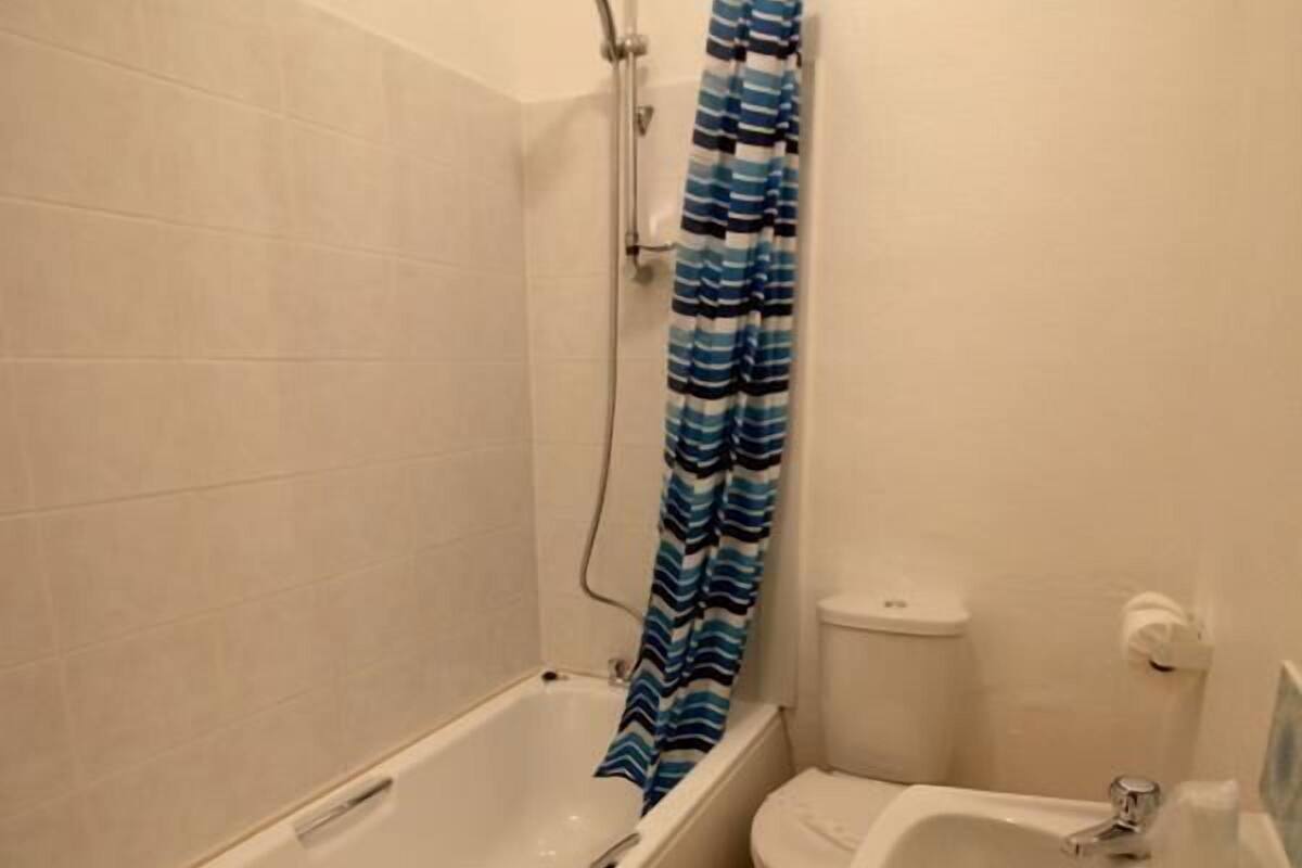 free toiletries, towels