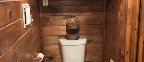 Douche, sĂšche-cheveux, serviettes fournies, savon