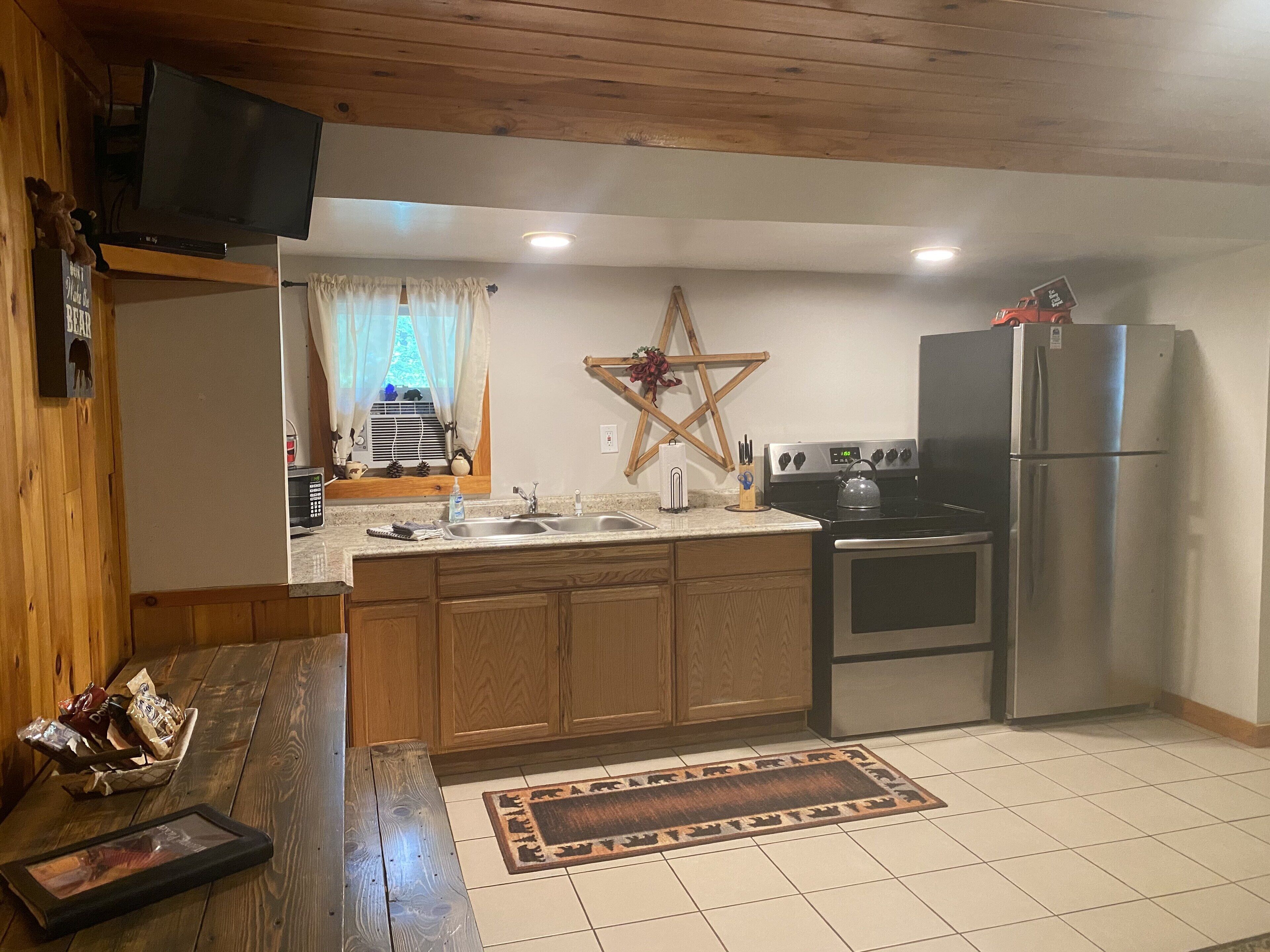 Coffee/tea maker, fridge, microwave, oven