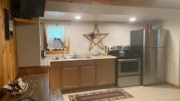 Coffee/tea maker, fridge, microwave, oven