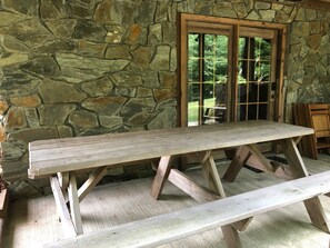 Outdoor dining - Arbor Lane Cabin - authentic & charming tucked away cabin, yet near it all. (Siloam)