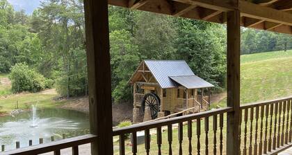 Arbor Lane Cabin - authentic & charming tucked away cabin, yet near it all.