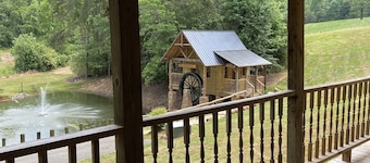 Arbor Lane Cabin - authentic & charming tucked away cabin, yet near it all.