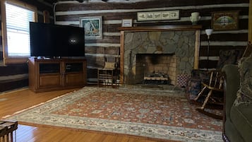 Een smart-tv, een open haard, een dvd-speler en boeken