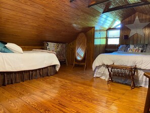 1 bedroom, iron/ironing board, free WiFi, bed sheets - Arbor Lane Cabin - authentic & charming tucked away cabin, yet near it all. (Siloam)