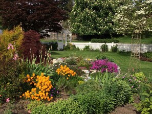 Property grounds - Country Cottage Apartment - Entire 2nd Floor (UPS District - N Tacoma) (Tacoma)