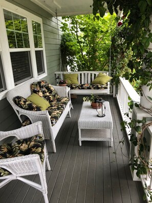 Terrace/patio - Country Cottage Apartment - Entire 2nd Floor (UPS District - N Tacoma) (Tacoma)