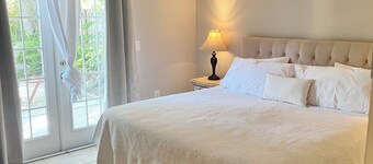 Light filled walk to bay 1 King BR,1 BA private cottage by the Ringling Museum