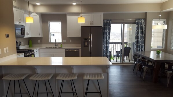 Réfrigérateur, micro-ondes, four, plaque de cuisson