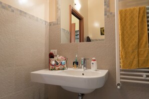 Kylpyamme, hiustenkuivaaja, pyyhkeet, saippua