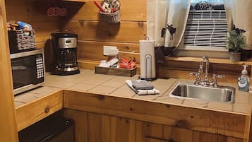 Réfrigérateur, micro-ondes, cafetiÚre/bouilloire, bouilloire électrique