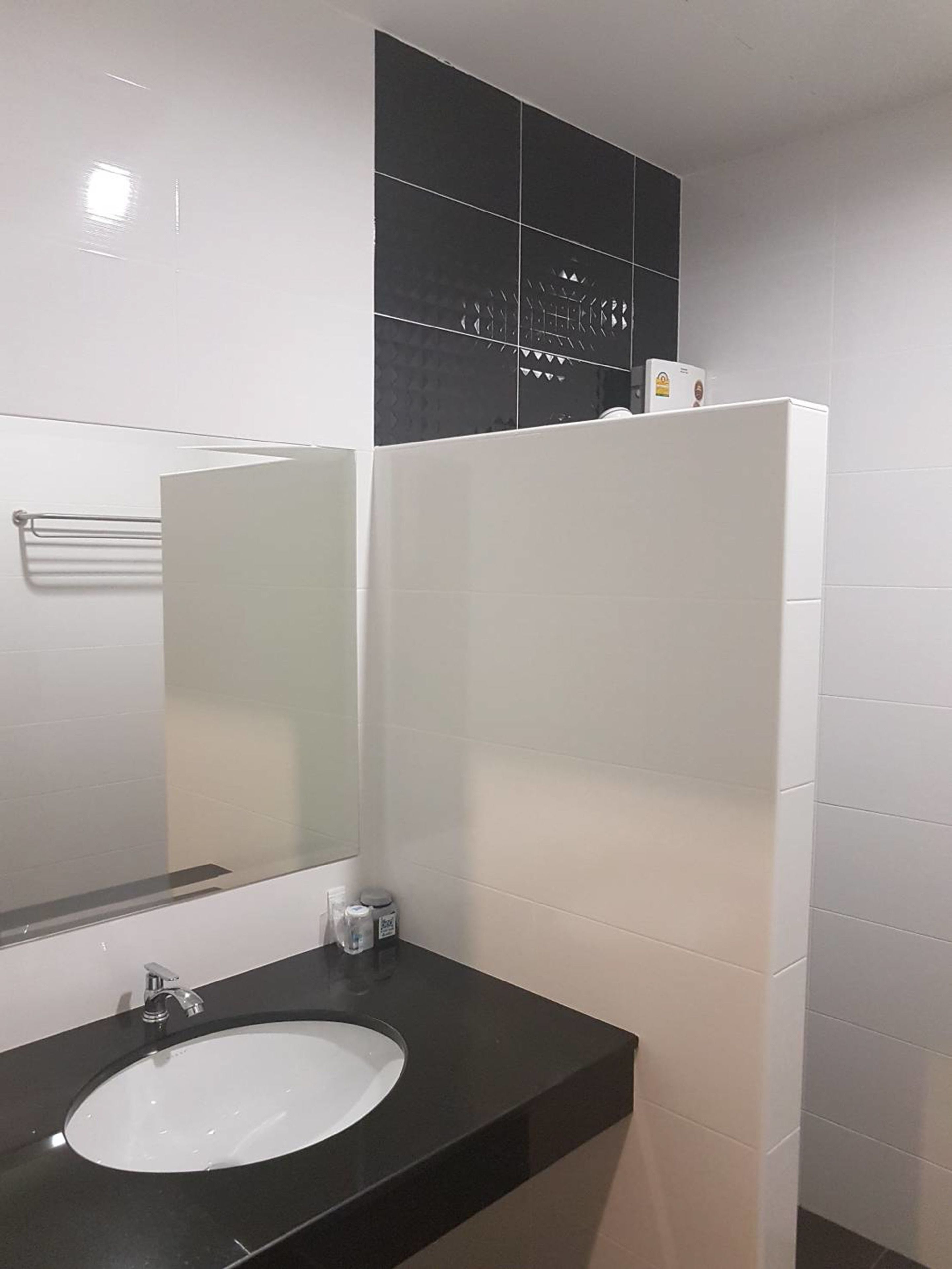 shower, free toiletries, towels