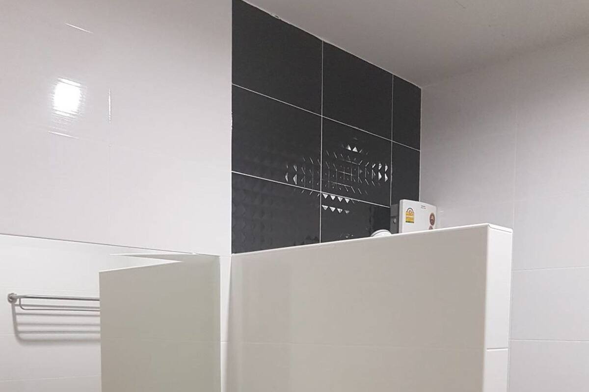 shower, free toiletries, towels