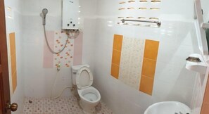 A small bathroom with a toilet, a shower, and a sink. - Khao Kho Lucky Hill Resort (Khao Kho)