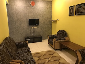 Casa, 3 dormitoris | Sala d'estar | Televisor LCD de 32 polzades amb canals per satèl·lit i televisor 