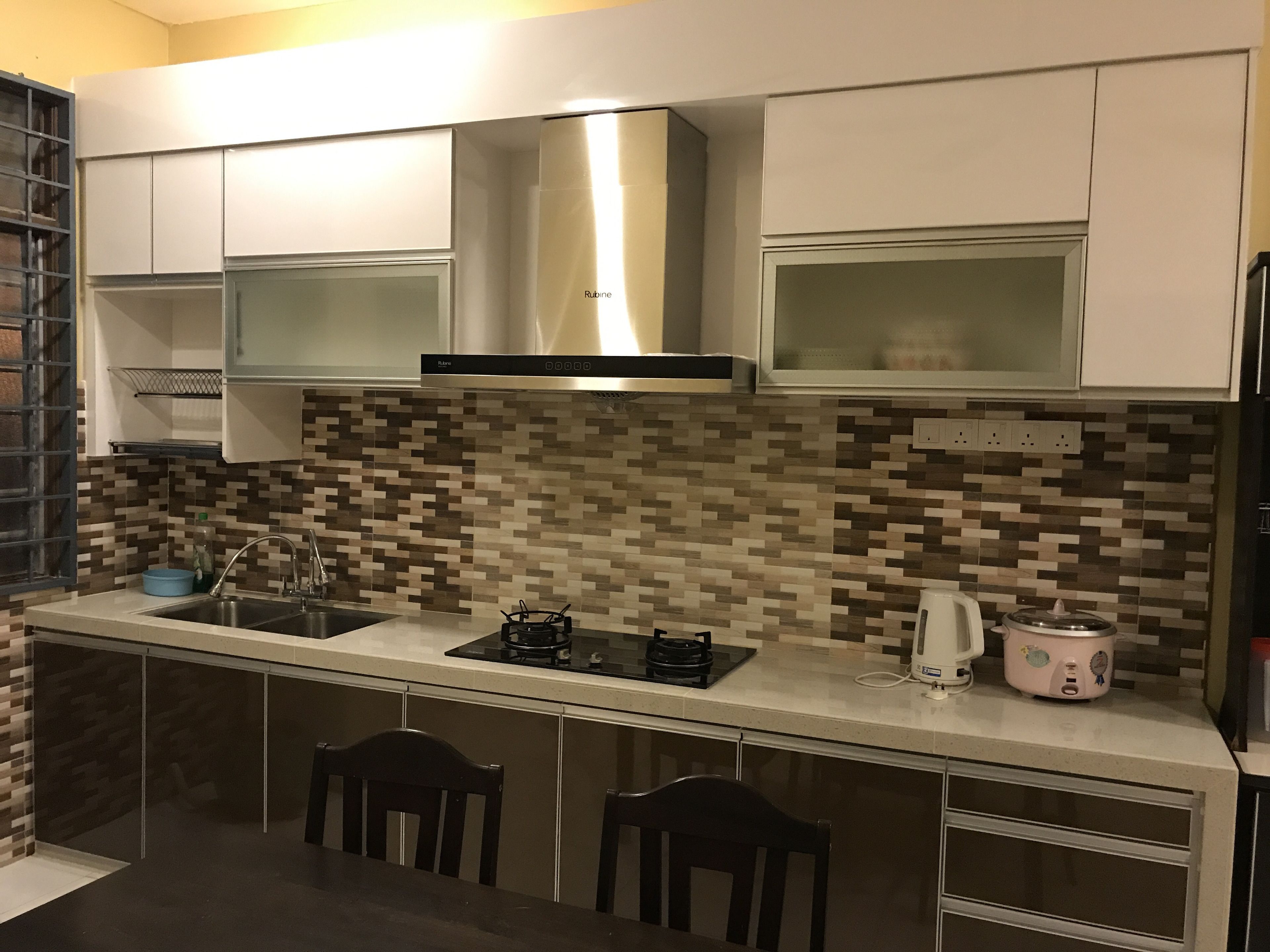 Großer Kühlschrank, Herdplatte, Wasserkocher, Reiskocher