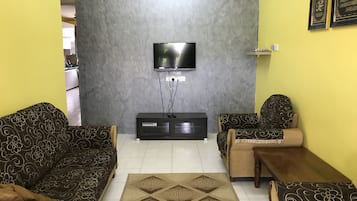 Casa, 3 habitaciones | Área de sala de estar | Televisión LCD de 32 pulgadas con canales vía satélite y televisión
