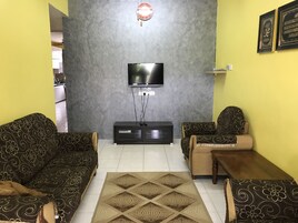 House, 3 Bedrooms | Ruang tamu | 32 inci televisyen LCD dengan satelit, TV 