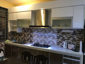Maison, 3 chambres | Cuisine privée | Réfrigérateur grande capacité avec congélateur, surface de cuisson