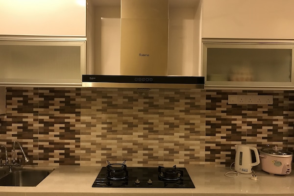 Refrigerador con freezer, placa de cocina, tetera/pava eléctrica