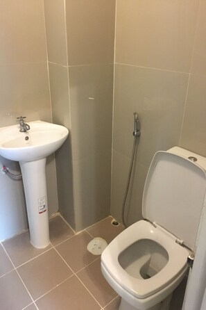 Standard Double Room | Bathroom | Shower, free toiletries, towels - Fon Hostel (Chiang Rai)