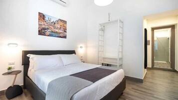 Junior Studio Suite | Minibar, in-room safe, desk, soundproofing