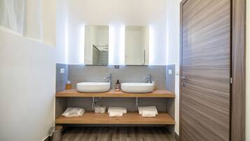 Suite, 1 cama de matrimonio, bañera | Baño | Secador de pelo, toallas, jabón y champú