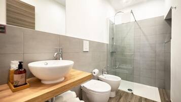 Junior Studio Suite | Bathroom | Hair dryer, towels, soap, shampoo
