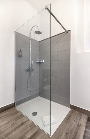 Suite, 1 Queen Bed, Bathtub | Bathroom | Hair dryer, towels, soap, shampoo