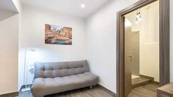 Suite, 1 letto queen, vasca da bagno | Area soggiorno | TV a schermo piatto, Netflix