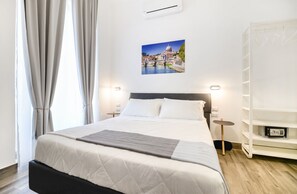 Suite, 1 Queen-Bett, Badewanne | Minibar, Zimmersafe, Schreibtisch, schallisolierte Zimmer