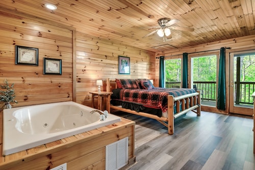 Updated Cabin, 2 King Suites, Hot tub, Pool Table, Ripken Exp 3 mi ,Parkway 1 mi