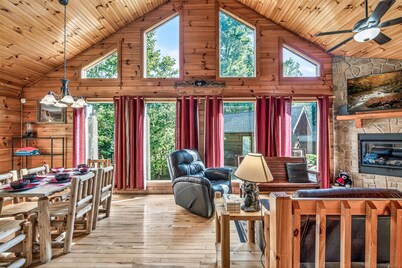 Authentic Log Cabin • Pool Table • Near Dollywood • Easy Access
