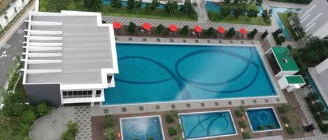 4 outdoor pools