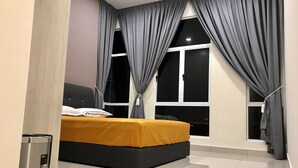 Un dormitorio moderno con cama, ventana con cortinas y un cesto de basura.