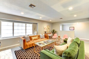 TV, table football, ping pong, music library - NEW! MID CENTURY LUXURY- AWARD WINNER- GAME ROOM/POOL 1ml to STRIP VIRTUAL TOUR (Las Vegas)