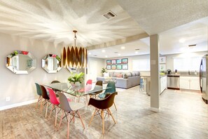 Interior - NEW! MID CENTURY LUXURY- AWARD WINNER- GAME ROOM/POOL 1ml to STRIP VIRTUAL TOUR (Las Vegas)