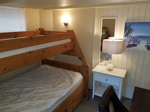 2 bedrooms, desk, iron/ironing board, free WiFi